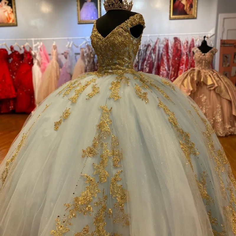 Sky Blue Sexy V-Neck Ball Gown Luxury Beaded Gold Applique Quinceanera Dresses Sleeveless Tull Princess Sweet 16 15 Vestidos De        fg5575